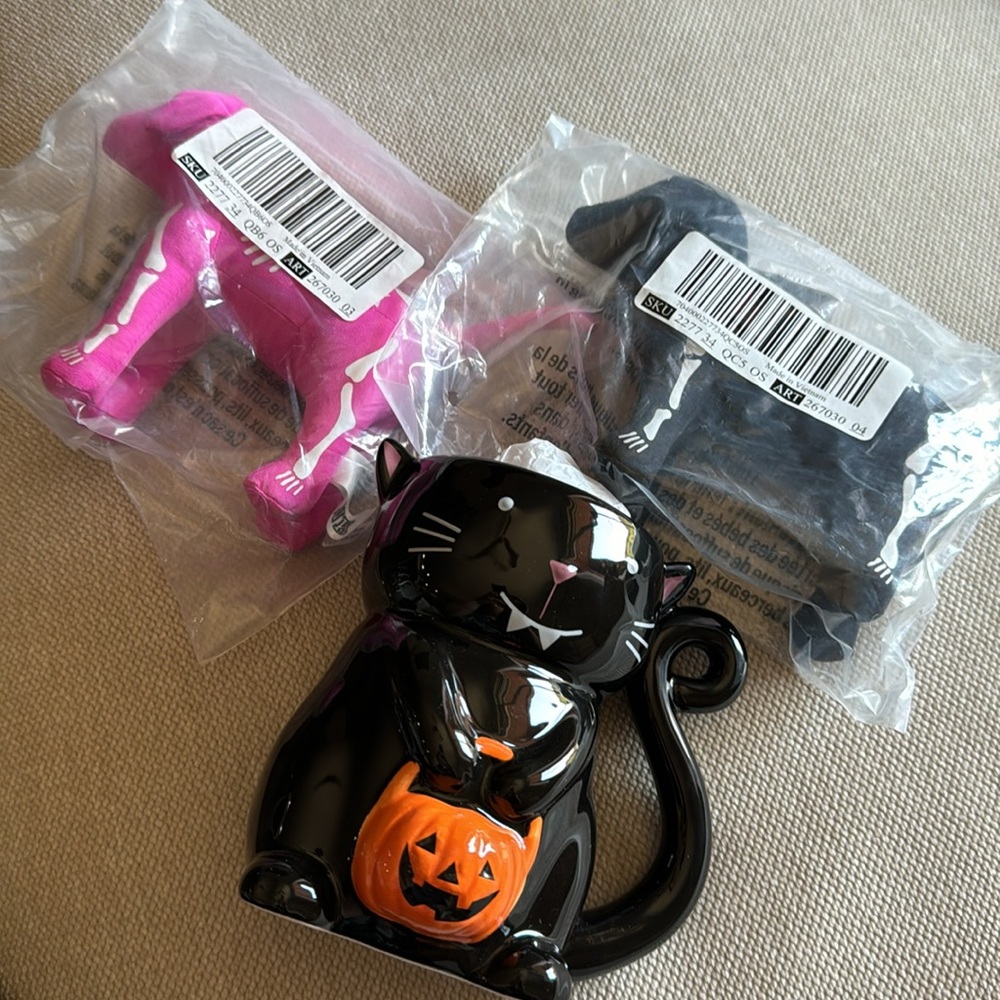 SOLD🚫VS PINK 2023 LEdition Skeleton Halloween Mini Dog Collectible set of 2